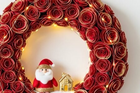 Couronne de Noel moderne DIY en roses de papier rouge et dore avec un petit Pere Noel