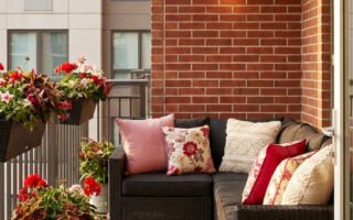 balcon rotin sombre fleurs brique