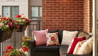 balcon rotin sombre fleurs brique