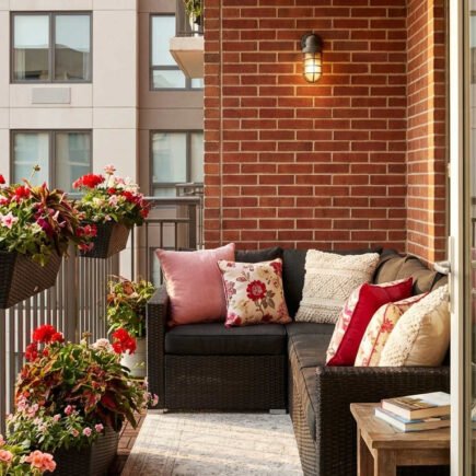 balcon rotin sombre fleurs brique