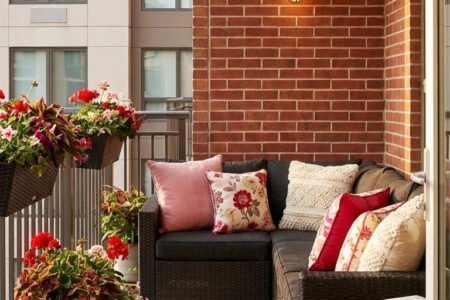 balcon rotin sombre fleurs brique