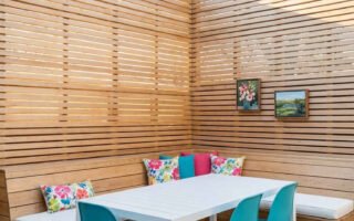 coin tasseaux bois clair