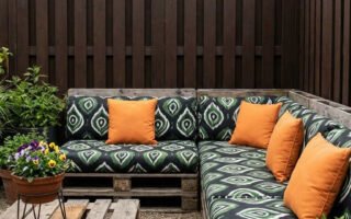 salon palette gravier coussins terracotta