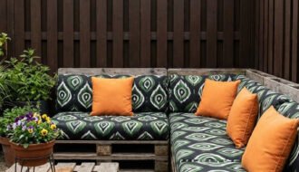 salon palette gravier coussins terracotta