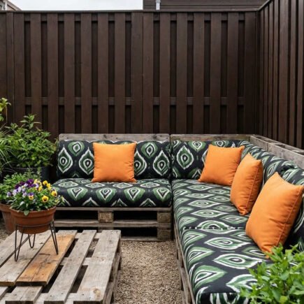 salon palette gravier coussins terracotta