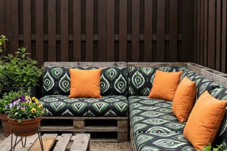 salon palette gravier coussins terracotta