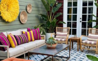 terrasse carrelage bleu coussins terracotta