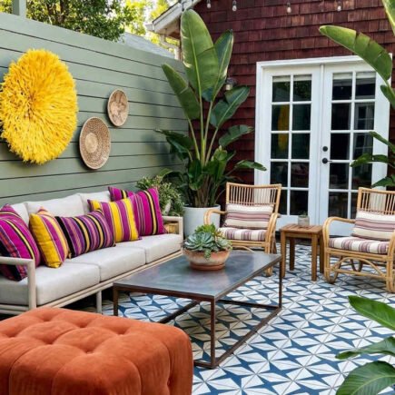 terrasse carrelage bleu coussins terracotta