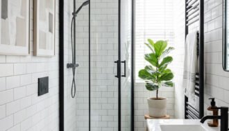 douche arrondie noire meuble bleu