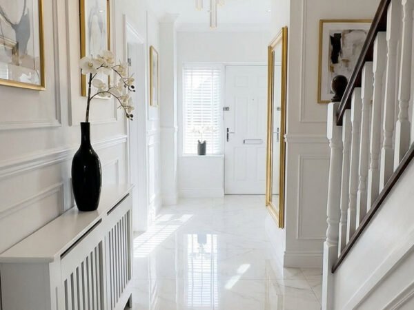 couloir blanc marbre lustre dore
